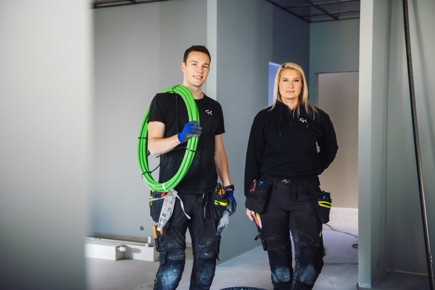 Benjamin Byggmästar og Carolina Jungblut i GK i Tromsø, med arbeidsverktøy inne på et nytt prosjekt.