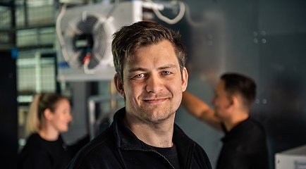 Nærbilde av GK-ansatt med arbeidsklær Nærbilde av GK-ansatt med arbeidsklær