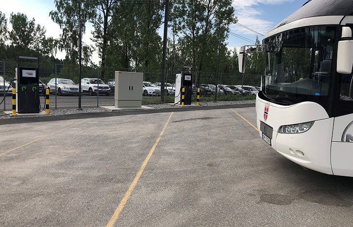 GK har god erfaring med montering av ladeanlegg til tyngre kjøretøy, og har blant annet levert ladeanlegg til H.M. Kristiansens Automobilbyrå. Der har GK levert flere DC-ladere på 120 KW som skal forsyne både turbusser, minibusser og limousiner med elektrisitet. Anlegget på bildet er i Ringnesveien 9 i Oslo. 