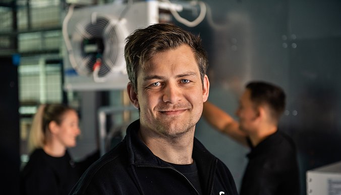 Nærbilde av GK-ansatt med arbeidsklær Nærbilde av GK-ansatt med arbeidsklær