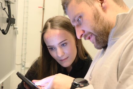 Automasjonslærling Signe Gjetø Ringbakken og John Petter Ormset.