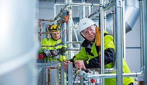 Arbeid i tekniskrom Godt samarbeid på tvers av fag. Fra venstre: Grzegorx Rakoczy, rørlegger i GK og Knut-Olav Bjørgum, servicetekniker i GK