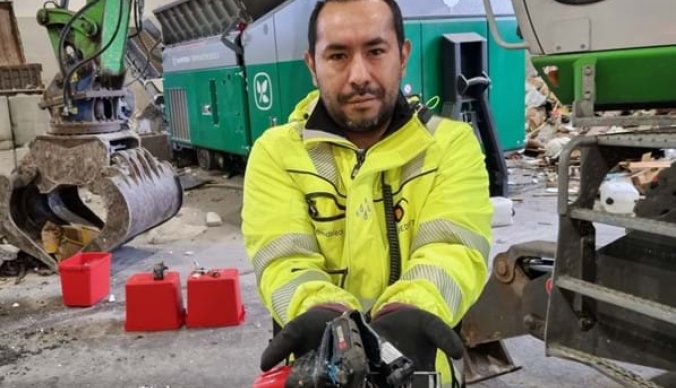 Arbeidsleder mat, EE- og farlig avfall, Martin Misje, viser frem utbrente batterier som har antent på sorteringsanlegget under behandling. Foto: BIR Bedrift.