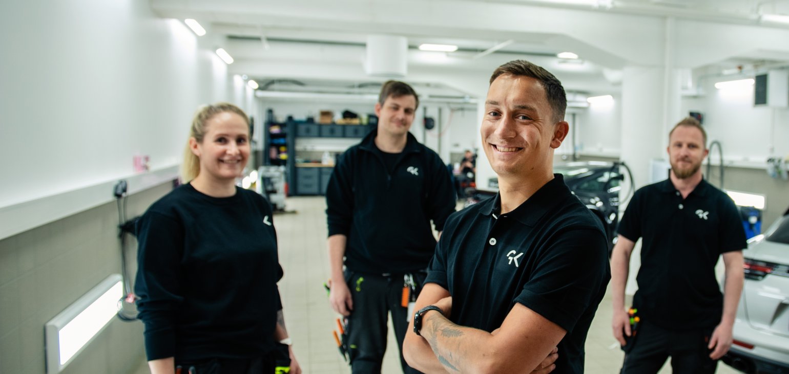 Fire ansatte i GK med arbeidsklær i teksnik rom