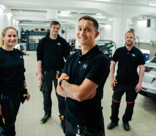 Fire ansatte i GK med arbeidsklær i teksnik rom