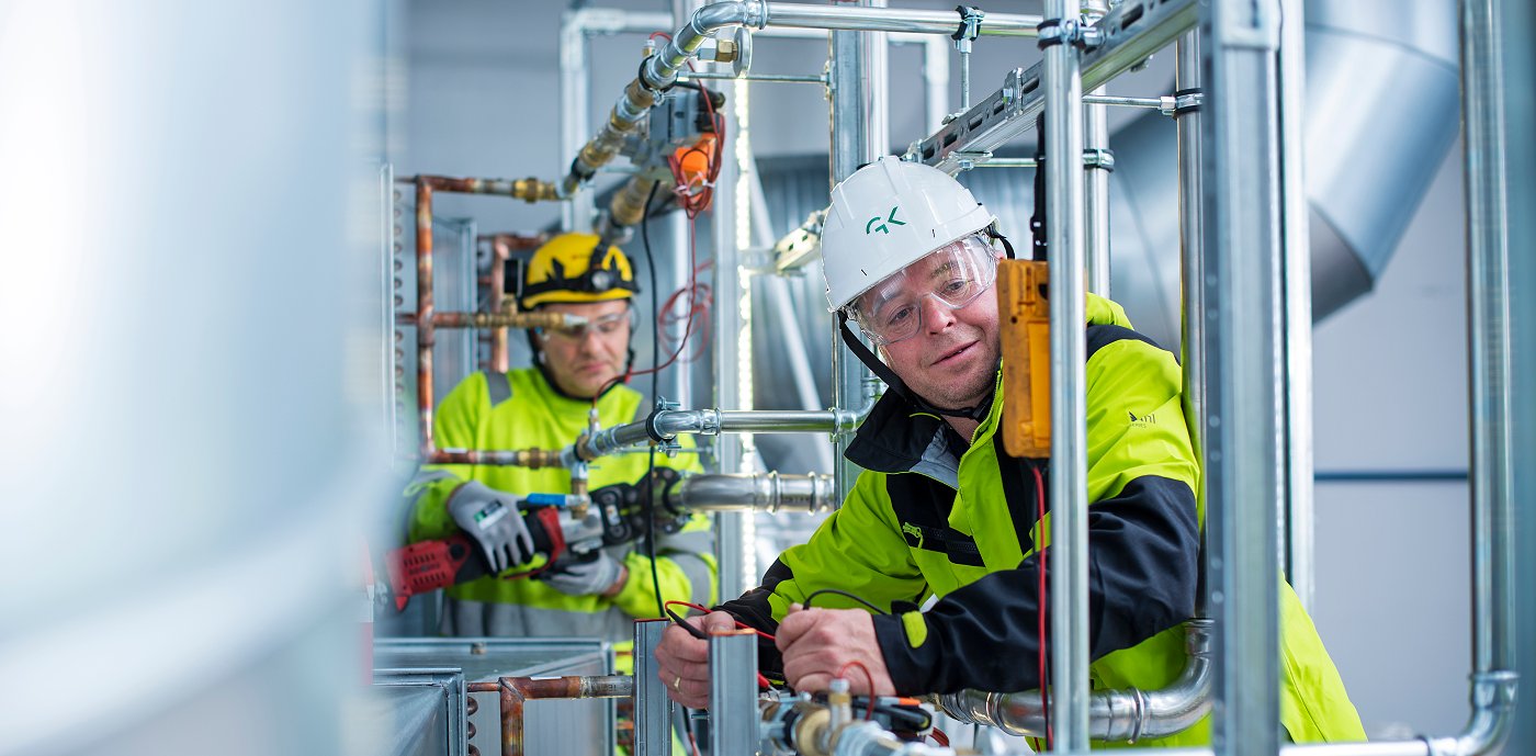 Godt samarbeid på tvers av fag. Fra venstre: Grzegorx Rakoczy, rørlegger i GK og Knut-Olav Bjørgum, servicetekniker i GK Godt samarbeid på tvers av fag. Fra venstre: Grzegorx Rakoczy, rørlegger i GK og Knut-Olav Bjørgum, servicetekniker i GK