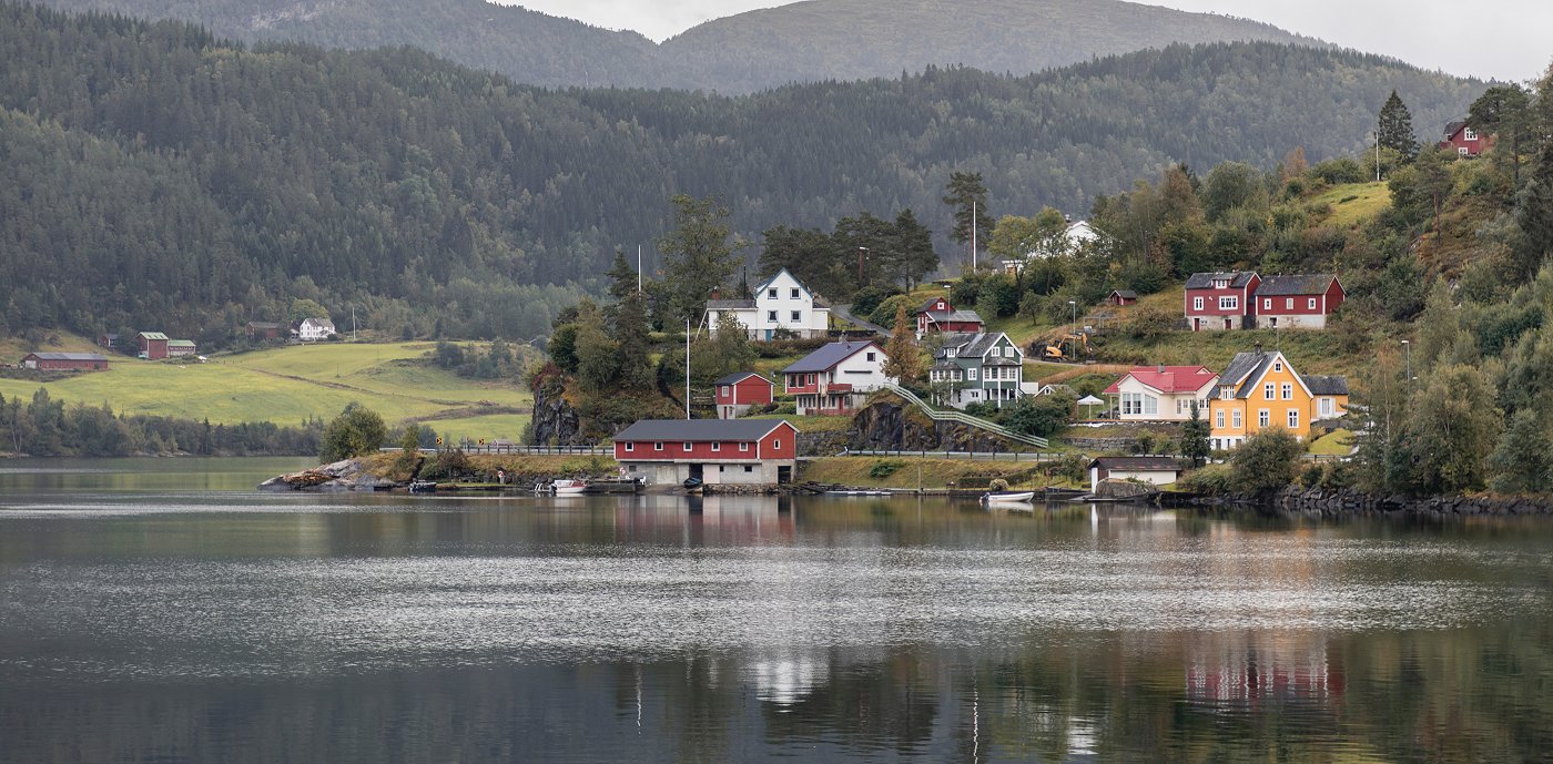 Bygd sett fra andre siden av en innsjø Bygd sett fra andre siden av en innsjø