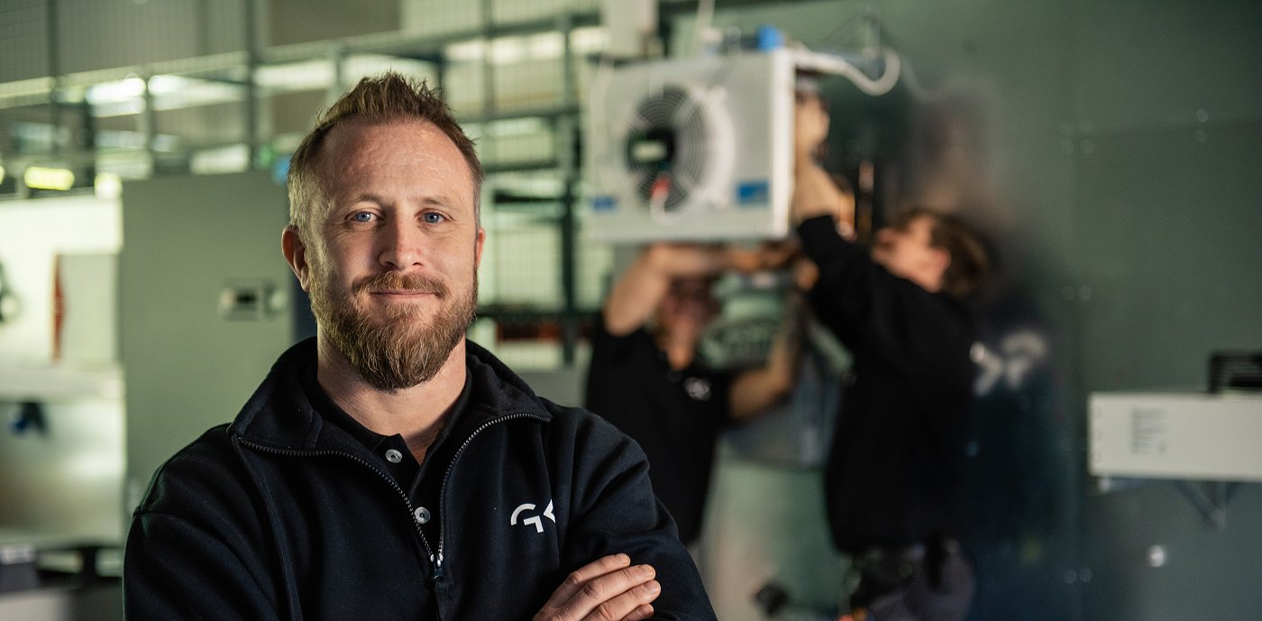 GK-ansatt i arbeidsklær på teknisk rom GK-ansatt i arbeidsklær på teknisk rom