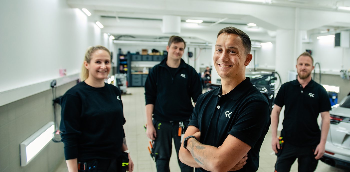 Fire ansatte i GK med arbeidsklær i teksnik rom Fire ansatte i GK med arbeidsklær i teksnik rom