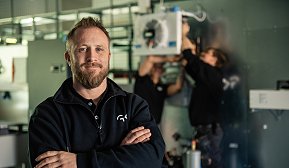 GK-ansatt i arbeidsklær på teknisk rom GK-ansatt i arbeidsklær på teknisk rom