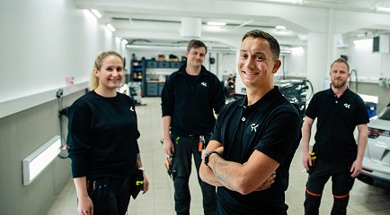 Fire ansatte i GK med arbeidsklær i teksnik rom Fire ansatte i GK med arbeidsklær i teksnik rom