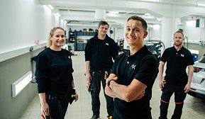 Fire ansatte i GK med arbeidsklær i teksnik rom Fire ansatte i GK med arbeidsklær i teksnik rom