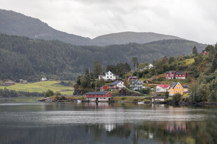 Bygd sett fra andre siden av en innsjø