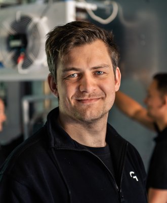 Nærbilde av GK-ansatt med arbeidsklær