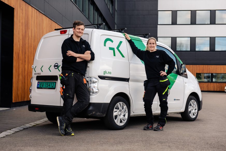 To GK-ansatte foran arbeidsbil