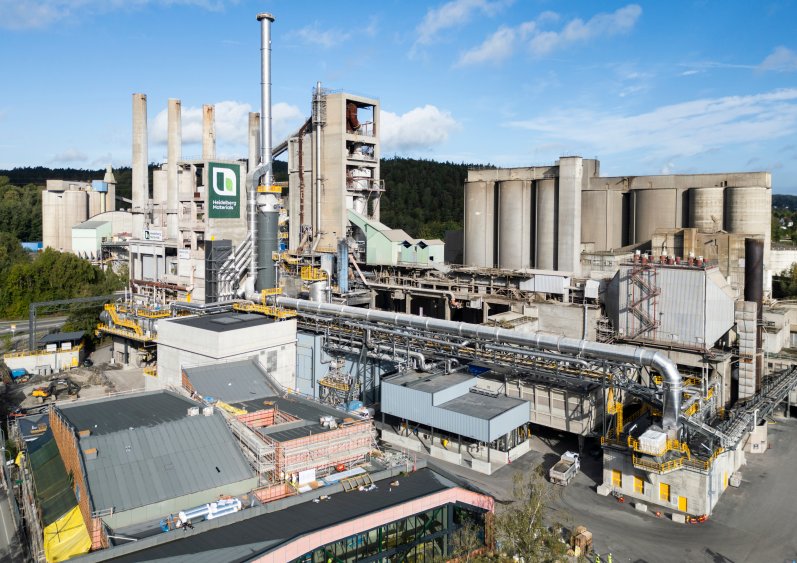 Bilde av sementfabrikken Heidelberg i Breivik