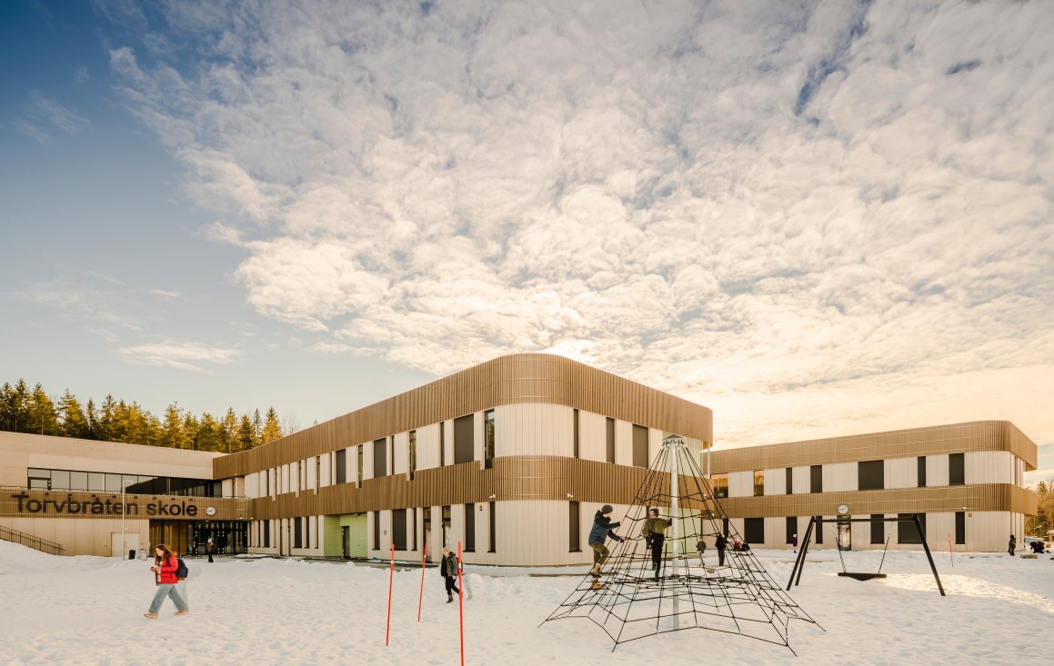 Torvbråten skole er et fremtidsrettet passivbygg utformet med vekt på sosial bæredyktighet og miljøriktig arkitektur. Den er svanemerket, bygget i massivtre, og ble kåret til Årets skolebygg 2021.