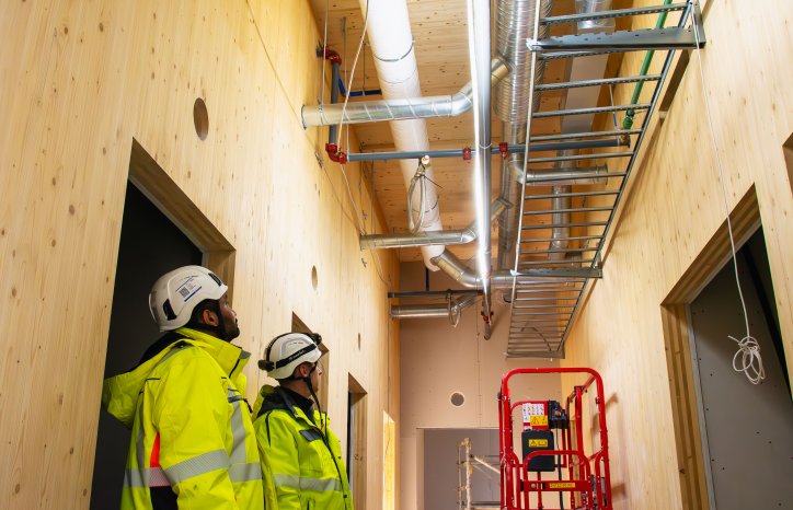 GK har montert 70 meter med ombrukte ventilasjonskanaler på nye Aursmoen skole. Foto: GK.