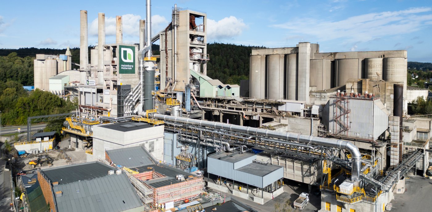 Bilde av sementfabrikken Heidelberg i Breivik
