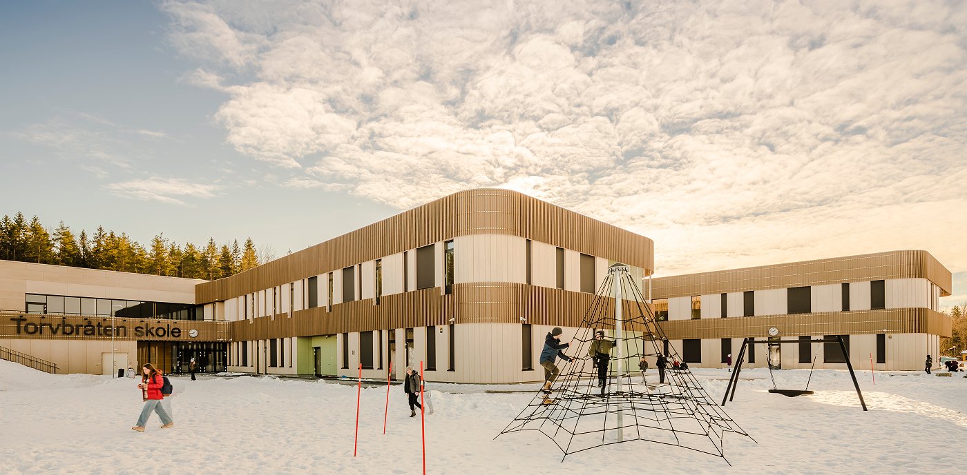 Torvbråten skole er et fremtidsrettet passivbygg utformet med vekt på sosial bæredyktighet og miljøriktig arkitektur. Den er svanemerket, bygget i massivtre, og ble kåret til Årets skolebygg 2021.