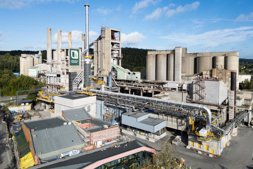 Bilde av sementfabrikken Heidelberg i Breivik