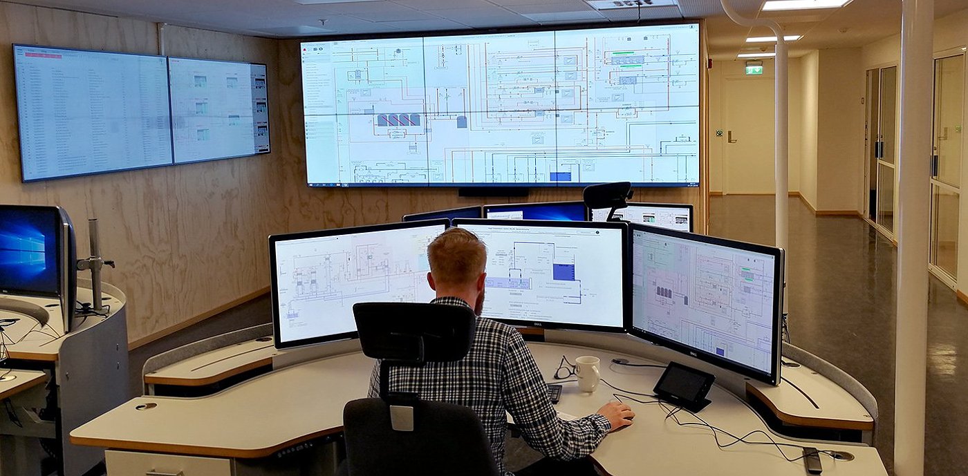 Mann sitter ved skjermer ved Universitetet i Bergen sin nye driftssentral Mann sitter ved skjermer ved Universitetet i Bergen sin nye driftssentral