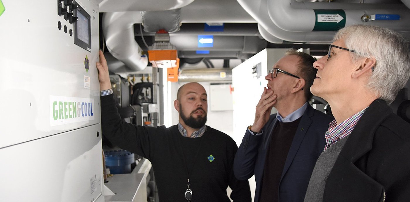 Prosjektleder Jens Harald Iversen viser stolt frem den nye energisentralen ved Marikollen. Prosjektleder Jens Harald Iversen viser stolt frem den nye energisentralen ved Marikollen.