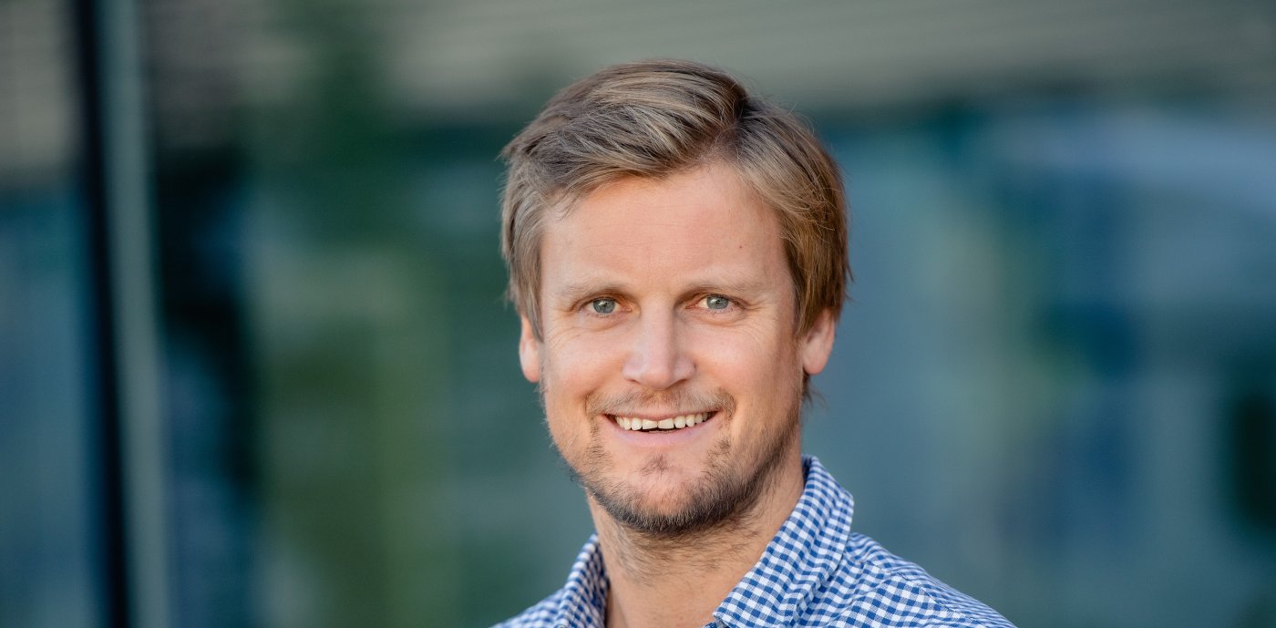Portrettbilde av Stian Orvedal, divisjonsdirektør Service, tatt utendørs med uklar bakgrunn