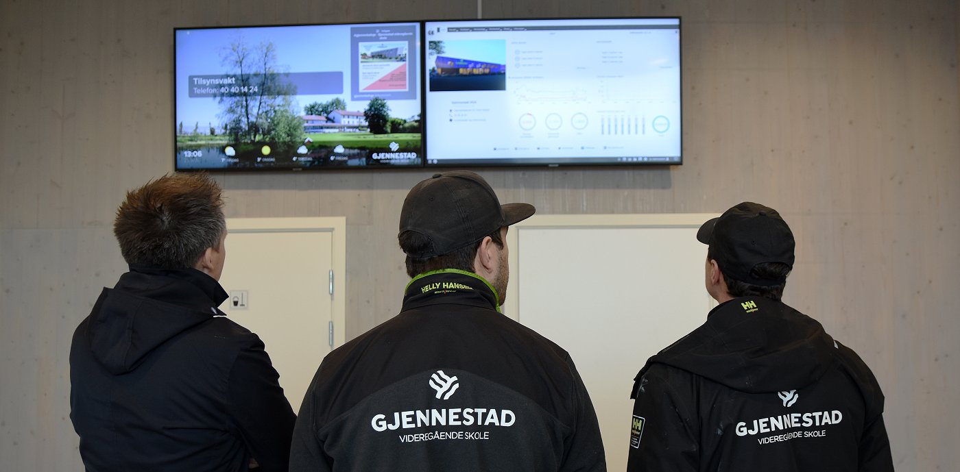 GK Cloud ved hovedinngangen til Gjennestad videregående skole