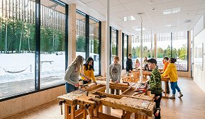 Den nye skolen har 17 klasserom og obligatoriske spesialrom som tekstil, sløyd, naturfag, keramikk og mat og helse. Den nye skolen har 17 klasserom og obligatoriske spesialrom som tekstil, sløyd, naturfag, keramikk og mat og helse.
