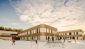 Torvbråten skole er et fremtidsrettet passivbygg utformet med vekt på sosial bæredyktighet og miljøriktig arkitektur. Den er svanemerket, bygget i massivtre, og ble kåret til Årets skolebygg 2021.