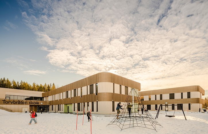 Torvbråten skole er et fremtidsrettet passivbygg utformet med vekt på sosial bæredyktighet og miljøriktig arkitektur. Den er svanemerket, bygget i massivtre, og ble kåret til Årets skolebygg 2021.