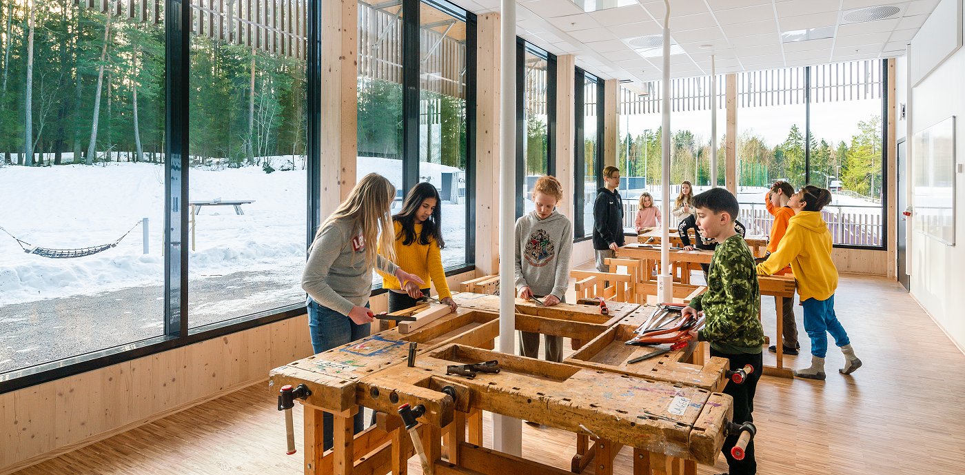 Den nye skolen har 17 klasserom og obligatoriske spesialrom som tekstil, sløyd, naturfag, keramikk og mat og helse.