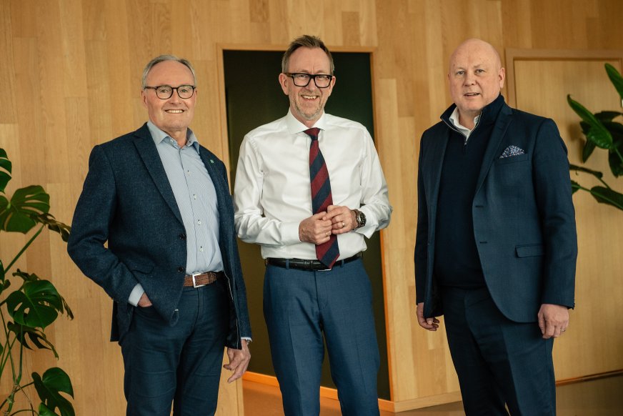 Bilde av Eiere og avtroppende styreleder John-Erik Karlsen, konsernsjef Kim Robert Lisø og påtroppende styreleder Sturla Magnus