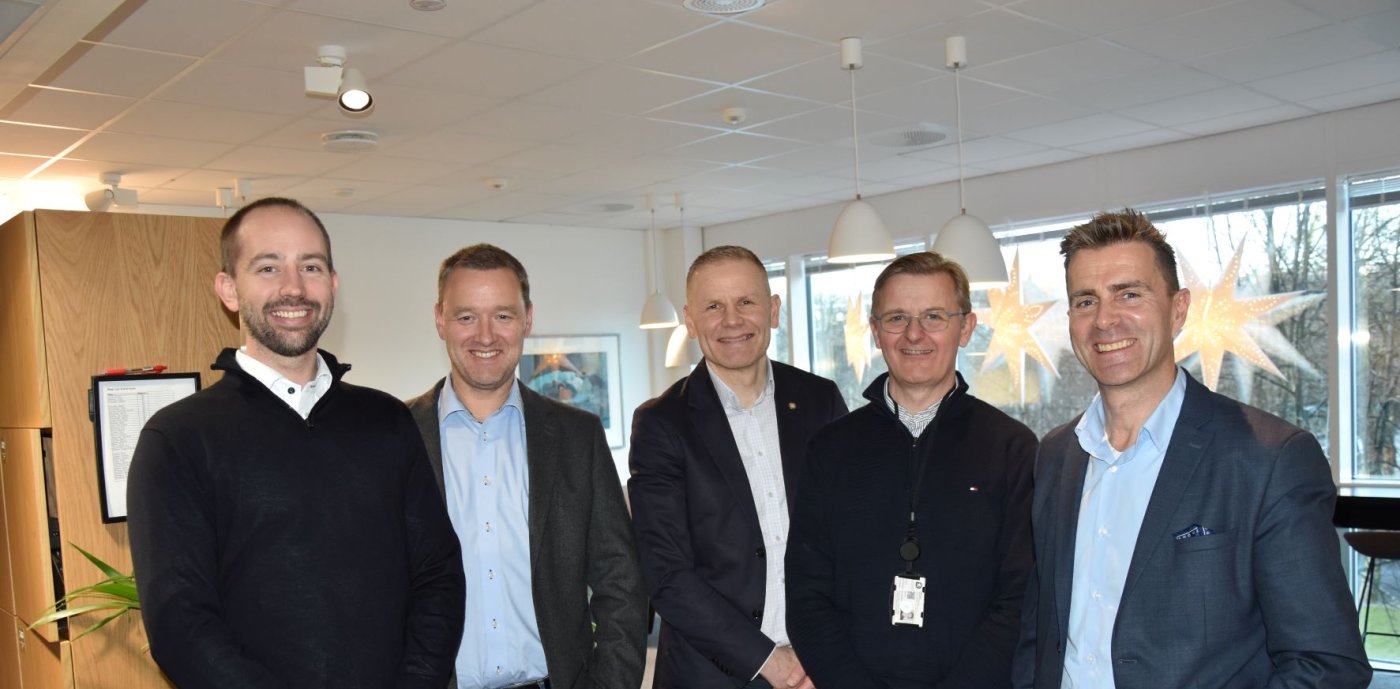 Fra venstre: Thomas Melheim (prosjektutvikler GK), Vidar Kristiansen (senior prosjektutvikler GK),  Christian Fossdal (direktør for Etat for bygg og eiendom Bergen kommune),  Thomas Lassen (gruppeleder for Enøk og internstøtte i Etat for bygg og eiendom) og Per Arve Ekle (divisjonsdirektør GK). Foto: Margaret Stakkestad.