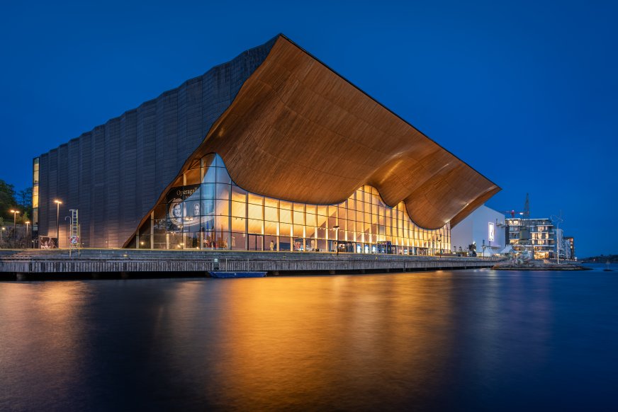 Foto av Kilden teater og konserthus i Kristiansand, tatt fra luften på kveldstid.