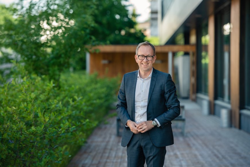 Bilde av Kim Robert Lisø, koncernchef och Karina Nilsen, hållbarhetsdirektö på i GK - foran mosevegg