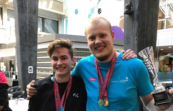 Erlend Haugeland sammen med Benjamin Nyhaven under skole-NM i automasjon.  Erlend Haugeland sammen med Benjamin Nyhaven under skole-NM i automasjon.