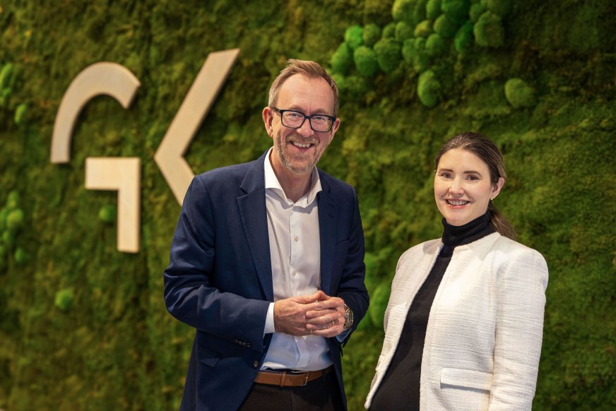Bilde av Kim Robert Lisø, konsernsjef og Karina Nilsen, bærekraftsdirektør i GK - foran mosevegg