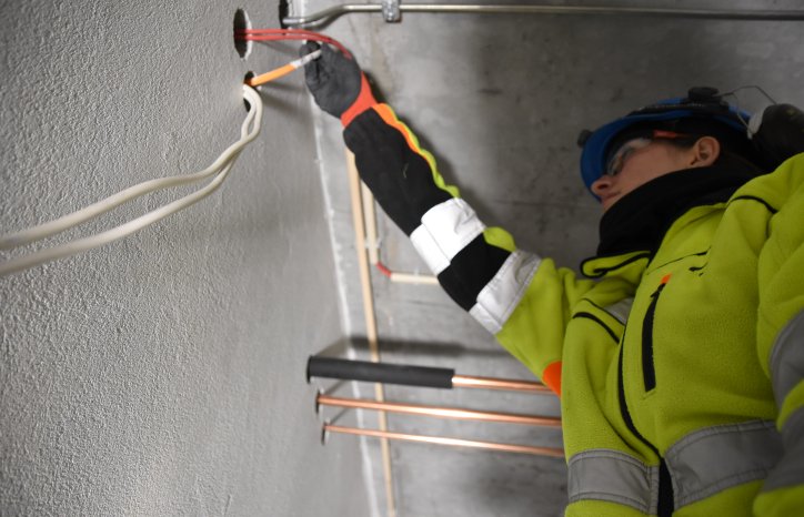 Linn Vingan jobber med med elektro på den nye Tøyenbadet. 