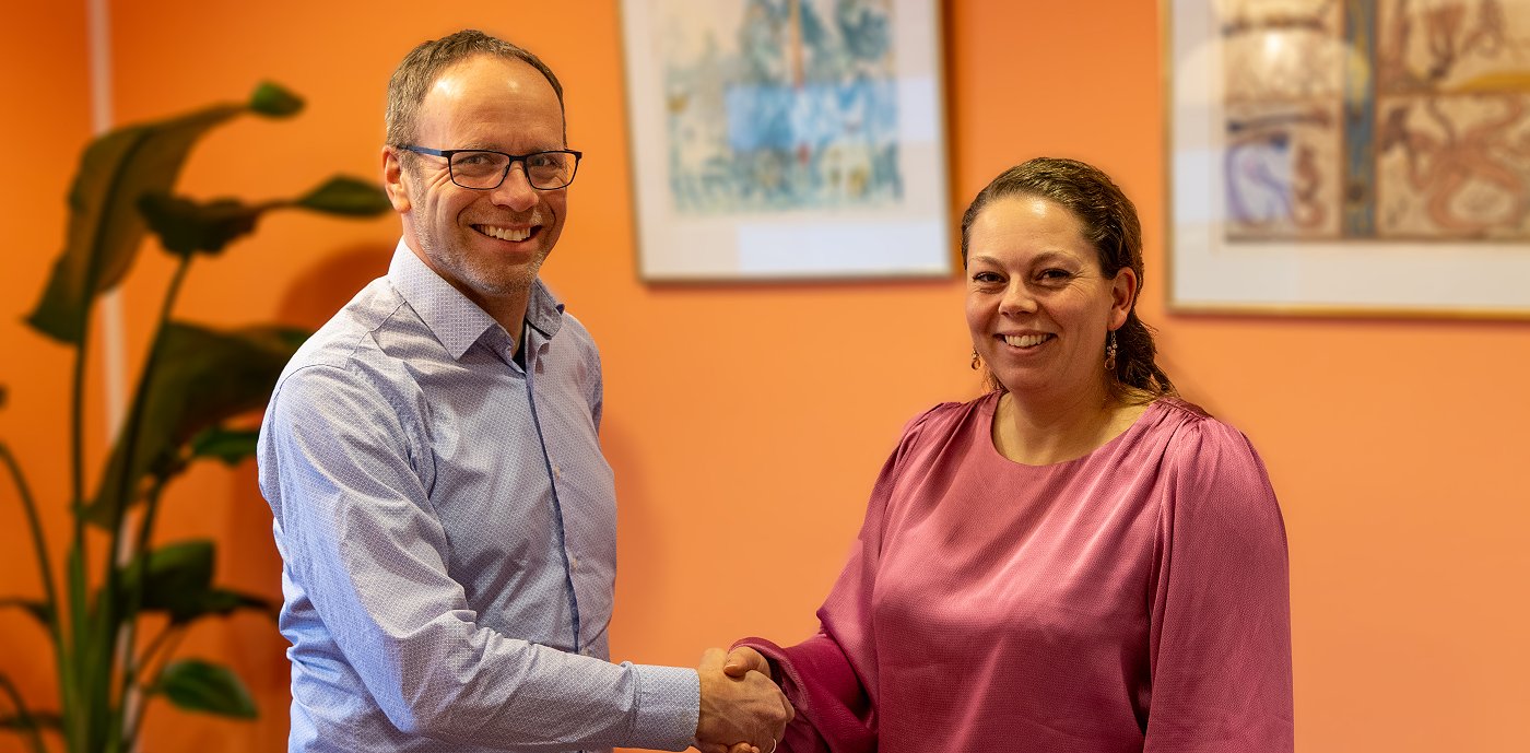 GK har blitt partner i mangfoldsnettverket Diversitas. Her er styreleder i Diversitas Tom Ivar Myhre sammen med Caroline Kindle, leder for talent, kultur og mangfold i GK.