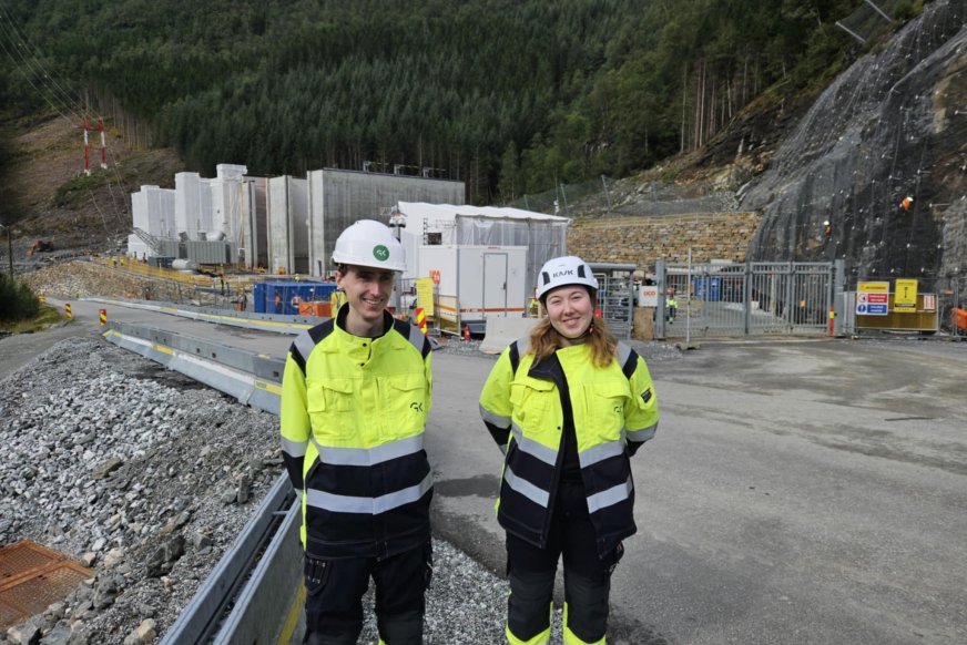Bilde av Thomas Wåge Hansen og Marte Pleym Grønhaug ved Yggdrasilprosjektet i Samnanger.
