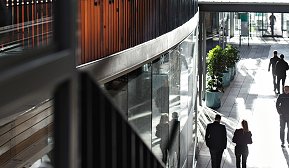 Inngangsparti i et næringsbygg Inngangsparti i et næringsbygg