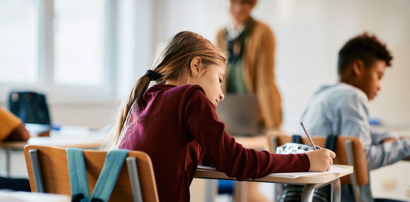 Elever som jobber i et klasserom Elever som jobber i et klasserom