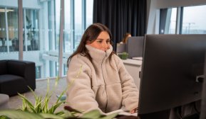 Kvinne som fryser på kontoret. Foto: GK Gruppen AS