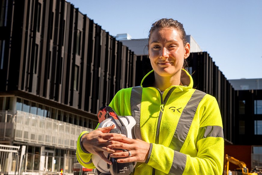 Brita Sandland i GK stående foran Livsvitenskapsbygget i Oslo med hjelm i hånden. Brita Sandland i GK stående foran Livsvitenskapsbygget i Oslo med hjelm i hånden.