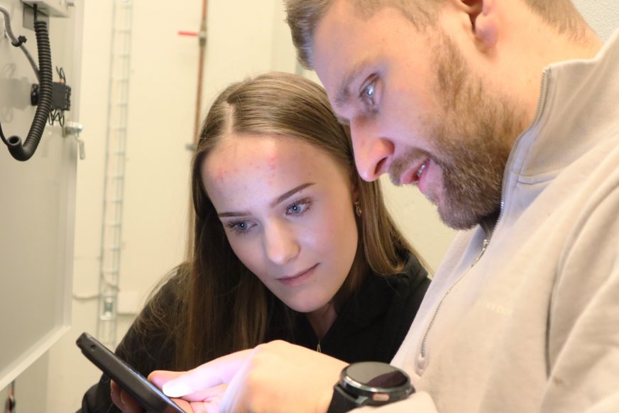 Automasjonslærling Signe Gjetø Ringbakken og John Petter Ormset.