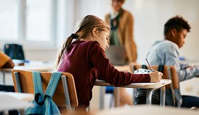 Elever som jobber i et klasserom Elever som jobber i et klasserom
