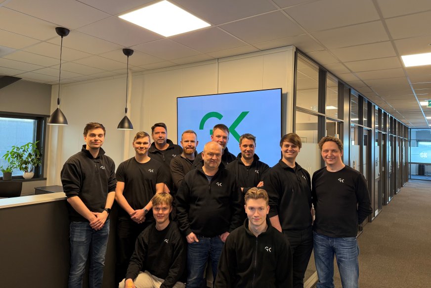 Nesten alle ansatte innen byggautomasjon i GK i Bodø. Fra venstre: Erlend Stuen, Teodor Høyforslett Bakklund, Finn Bjørnar Lillejord, Aleksander Fagermo, Magnar Karlsen, Martin Linchausen, Kay Lennart Øines, Martin Strand Ellingsen, Tore Pettersen. Foran: Jonas Nicholai Drags Isaksen og Steffen Andre Demmo Kristensen.
