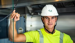 Erik Tobias Lundberg jobber som elektriker i GK Norge Erik Tobias Lundberg jobber som elektriker i GK Norge